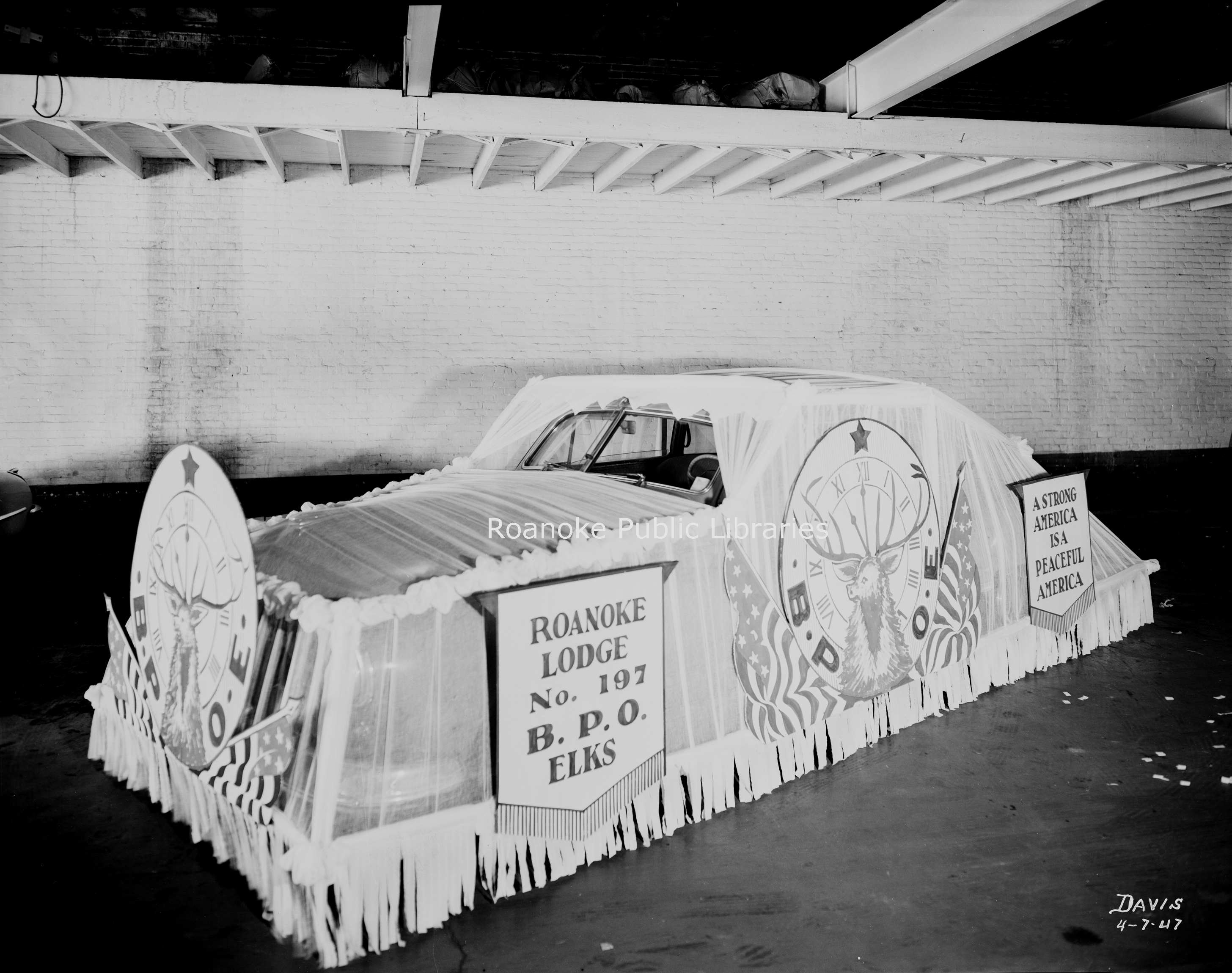 Davis 2.243 Elks Parade Car.jpg